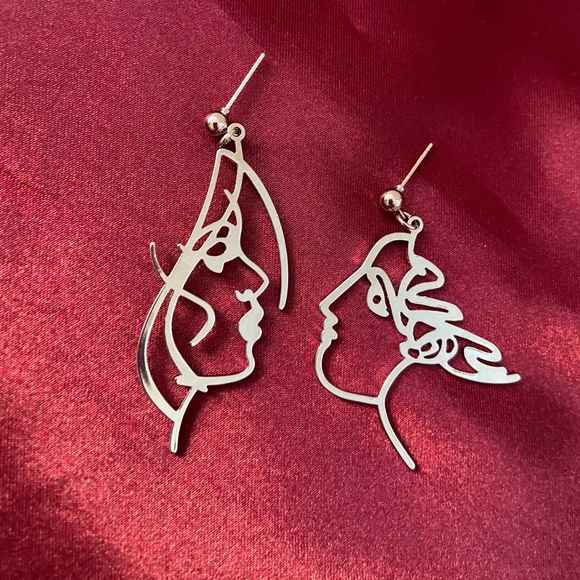 Jewelry - 💕LAST ONE Silver Beauty Asymmetrical Earrings